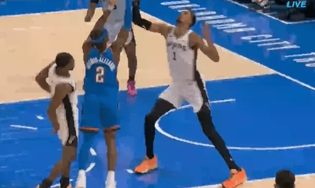 乐鱼APP-亚历山大造成犯规打成2+1砍下20分,雷霆下半场领先马刺11分