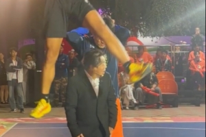 效果十足!宋小宝助力东北明星篮球赛 被选手隔扣后吓得直往后躲